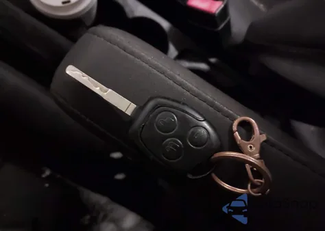 2013 Ford Fiesta Se z USA, uszkodzony, nr VIN 3FADP4BJ8DM204046